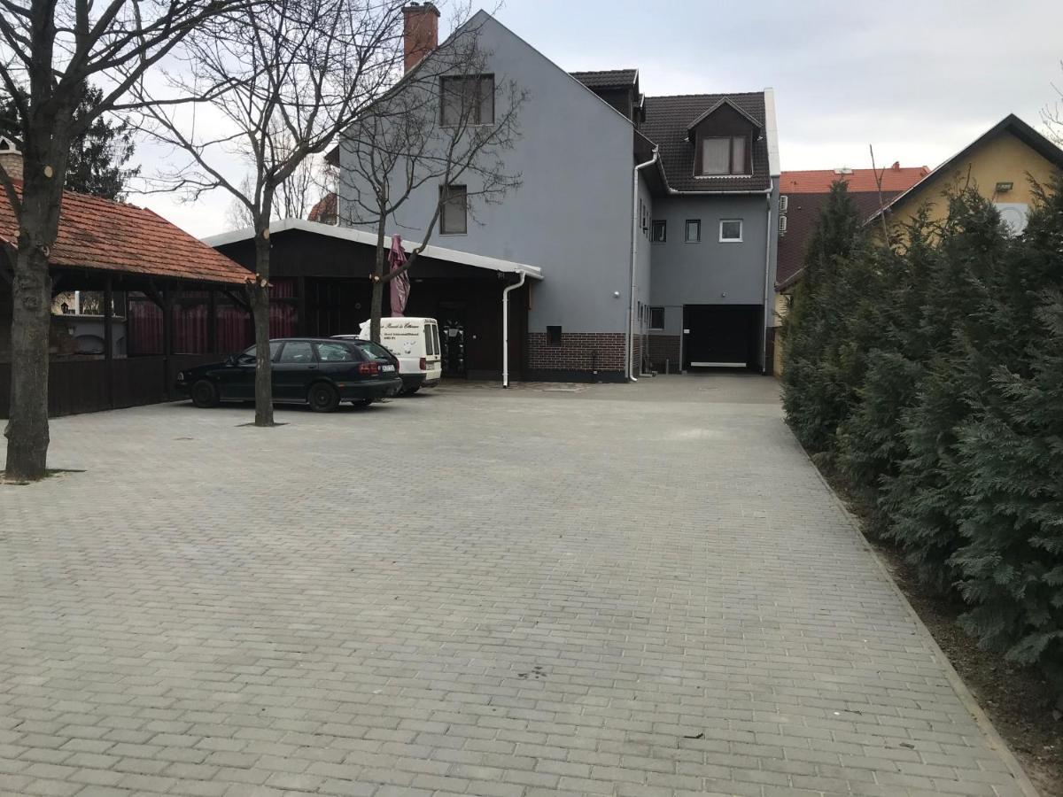 Kerekes Panzio Es Etterem Bed & Breakfast Balmazujvaros Exterior photo